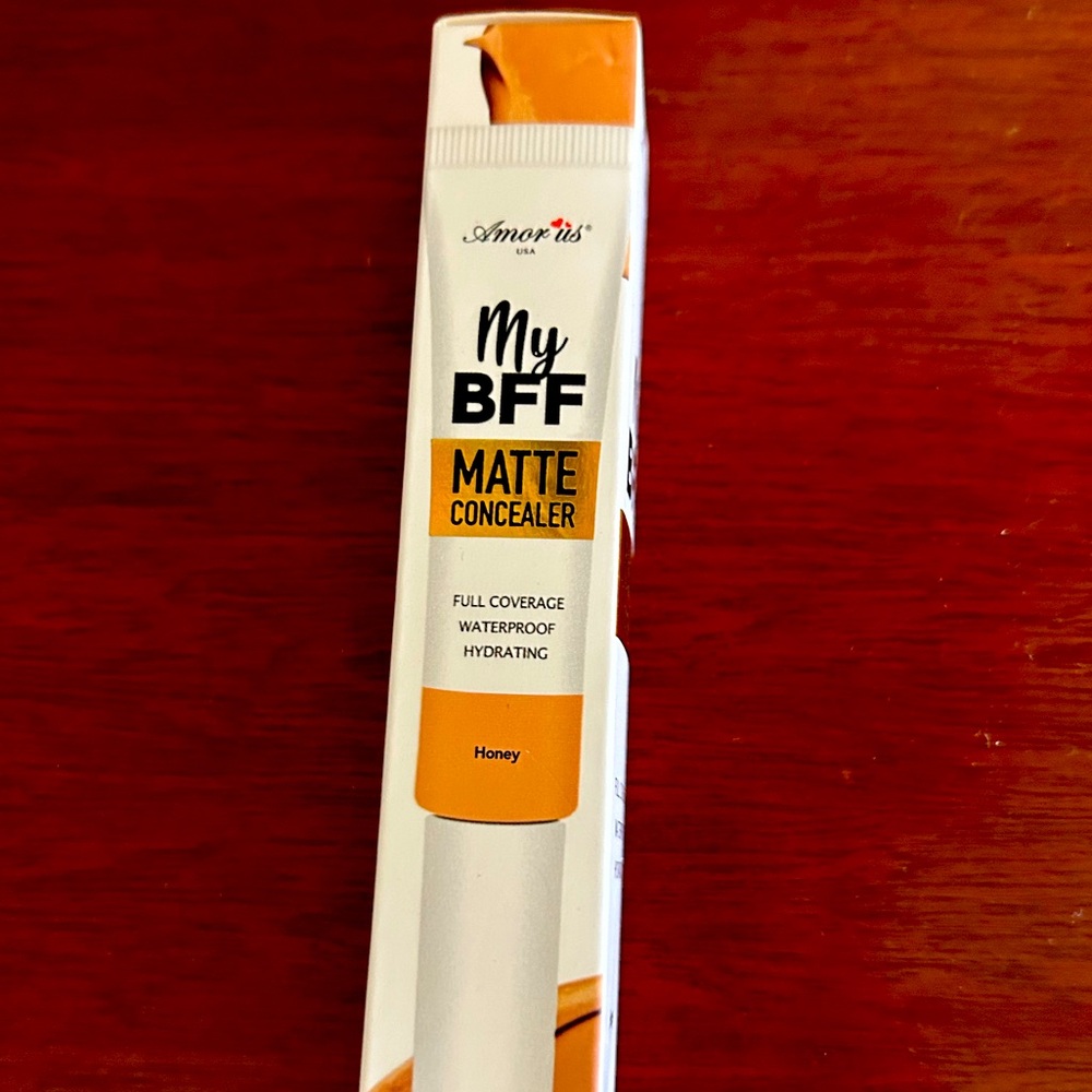 New In Box Amor Us Concealer